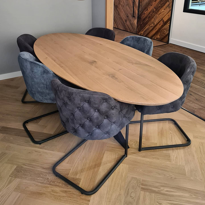 Massief eiken tafel, ovaal, eetkamerstoelen | craftable.nl
